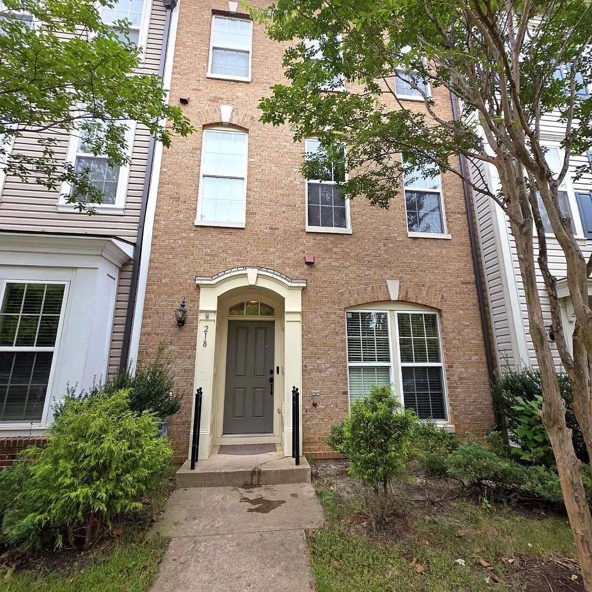 3 bed, 2.5 bath, 2272 sqft, $3,200 — Photo 3