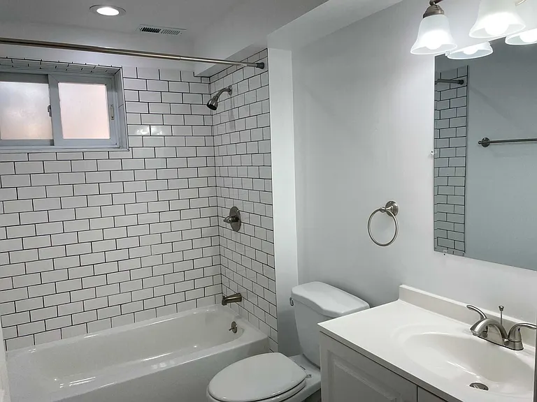 925 S Carpenter St #G — Photo 7