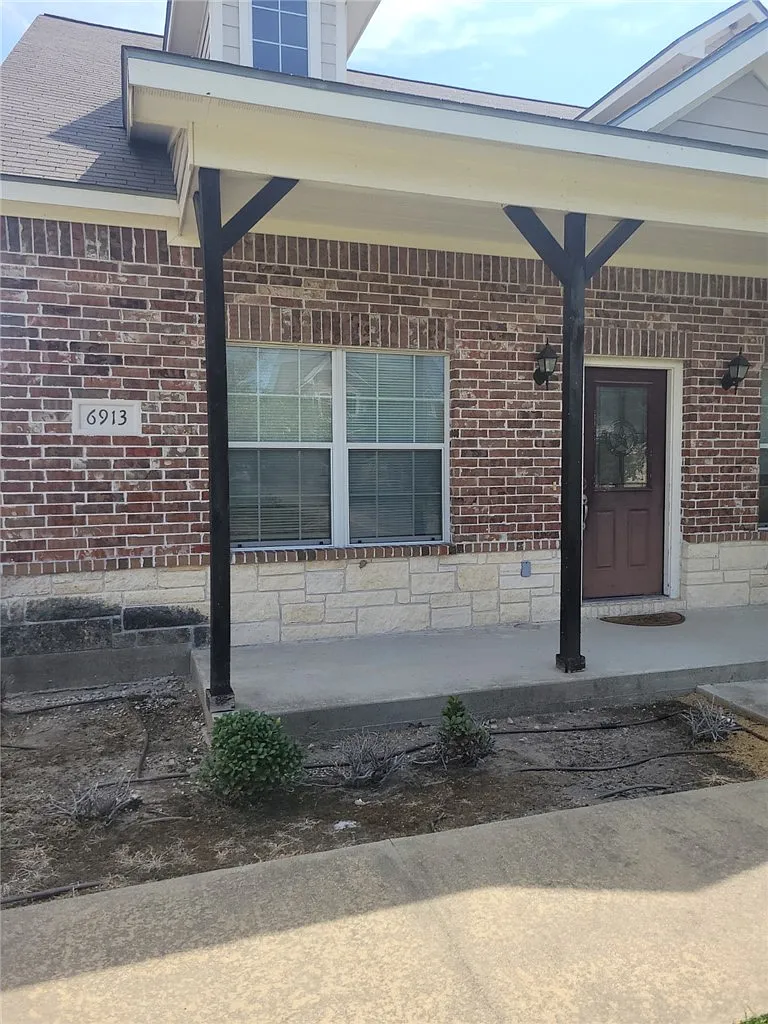 4 bed, 1715 sqft, $1,950 — Photo 2