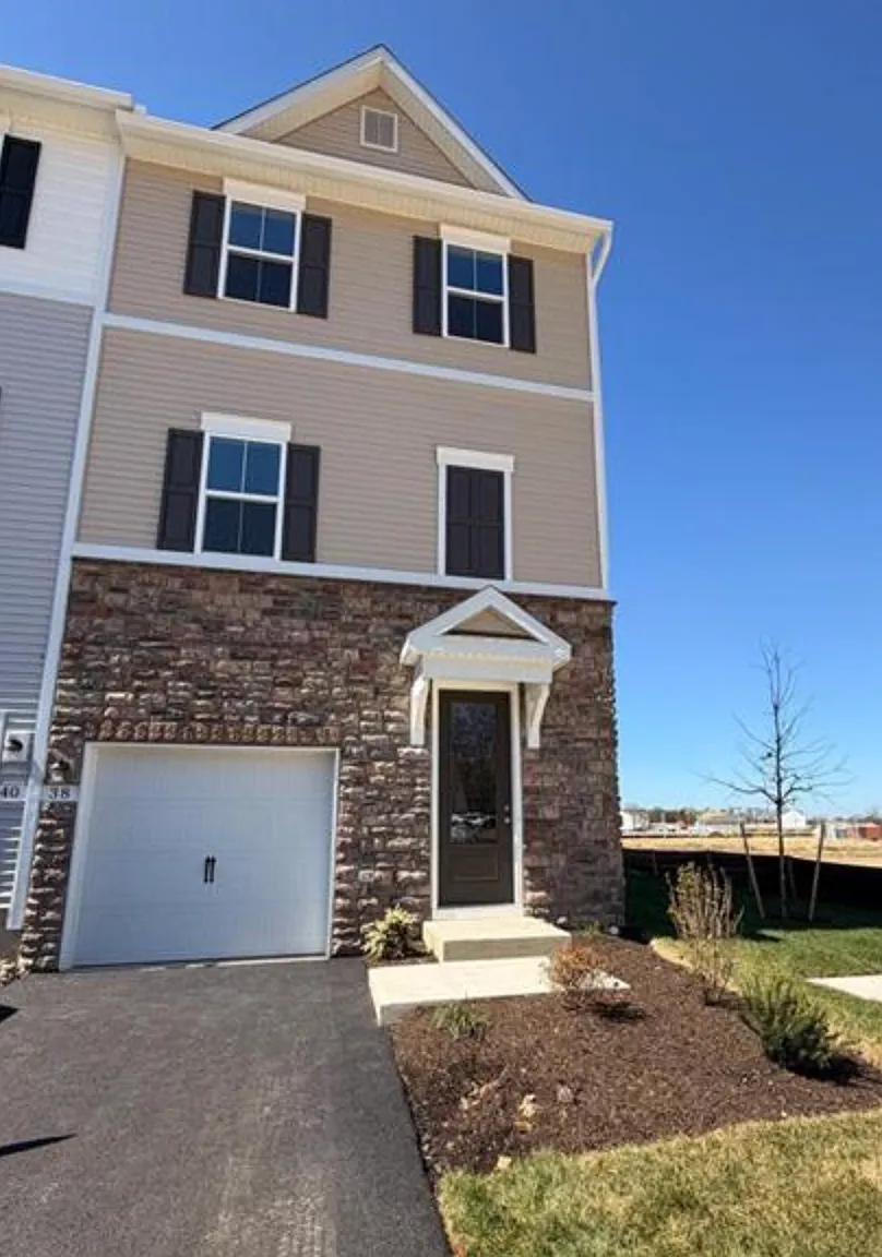 4 bed, 1927 sqft, $3,350 — Photo 2