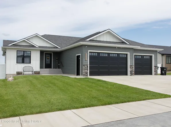 1266 45th Ave W, Dickinson, ND 58601