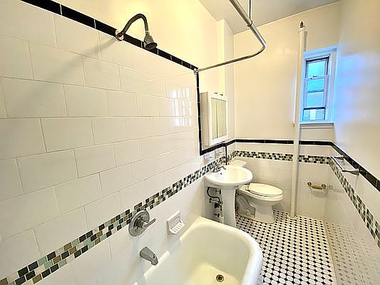 3rd image of 220 E 36th St APT D5