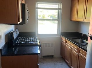 71 Charles St APT 1C, Mineola, NY 11501