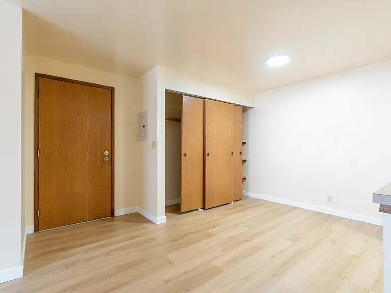 Park Royal Apartments — Photo 13