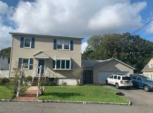 15 Pinedale Ave, Farmingville, NY