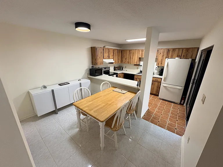3810 Saxon Dr — Photo 8