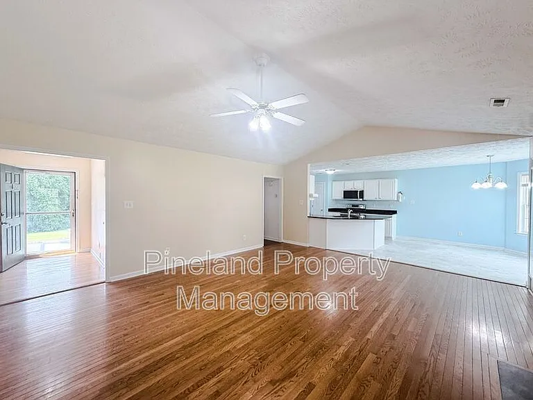 219 Woodland Dr — Photo 2