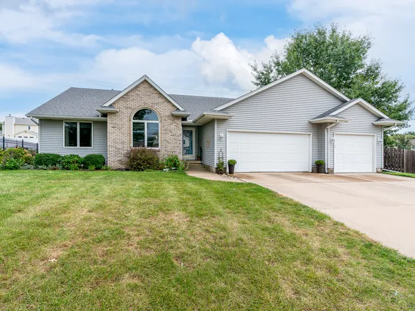2613 Crystal Creek Ct, Davenport, IA 52804