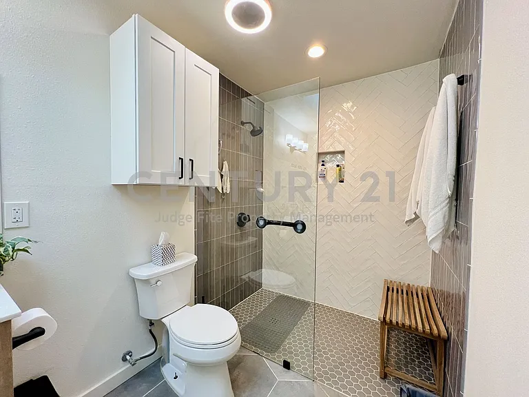 310 W 15th St — Photo 9
