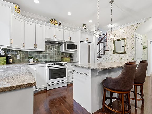 2nd image of 45863 Foxridge Cres