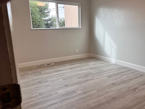 5th image of 343 Younglove Ave #B