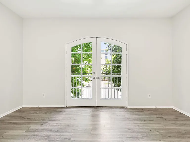 2245 Beverly Glen — Photo 122