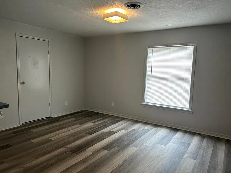 2104 NW Denver Ave — Photo 2