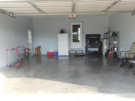 5th image of 437 Sierra Cir