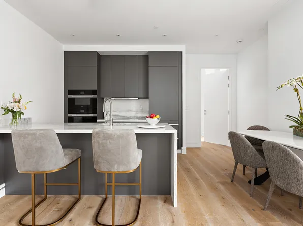 305 East 61st Street 801 image 2 of 9