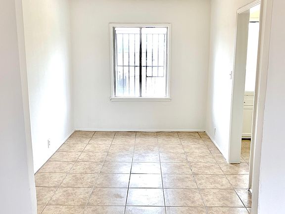 4th image of 10809 S Figueroa St