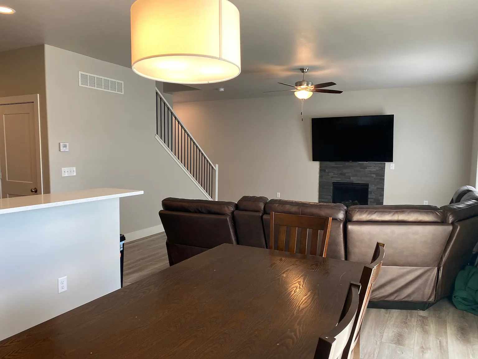 4 bed, 4.0 bath, 2400 sqft, $2,800 — Photo 4