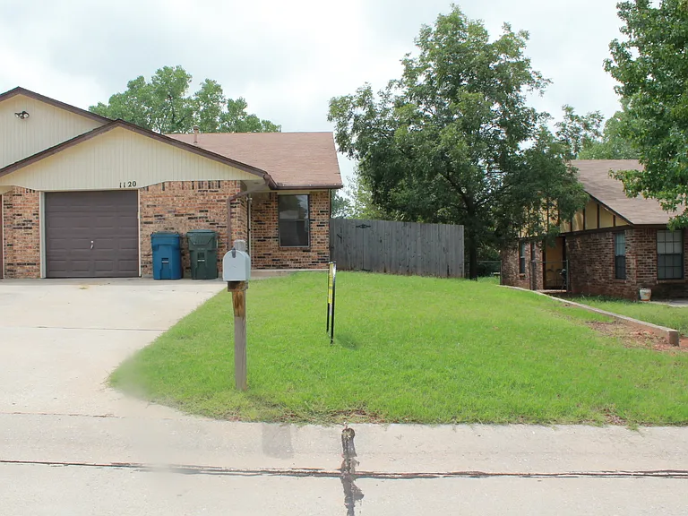 1120 Tall Oaks Dr — Photo 1