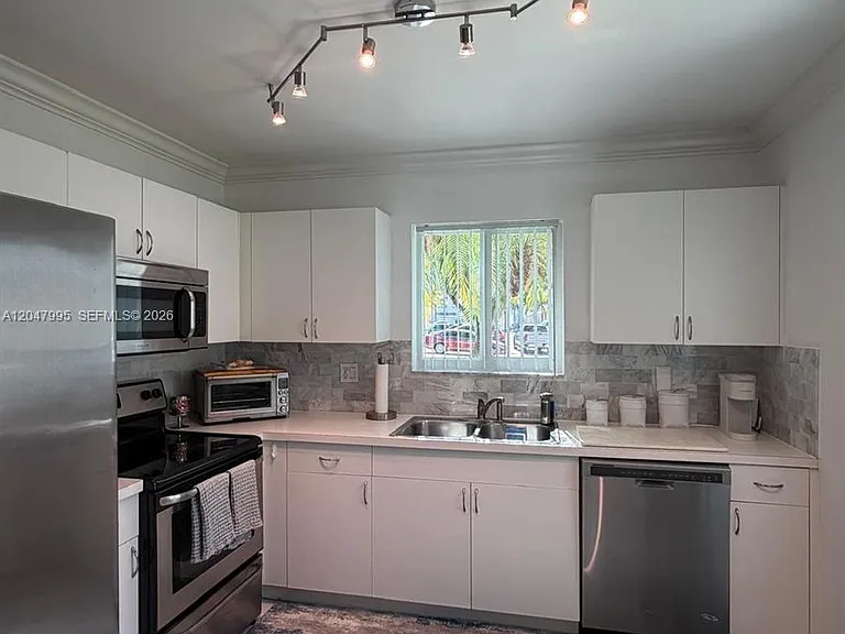 1428 SW 47th Ave — Photo 9