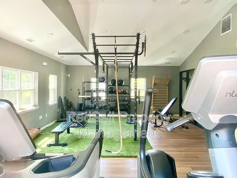 208 Fishers Ct — Photo 33