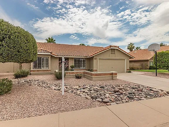 1211 E Drake Dr — Photo 2