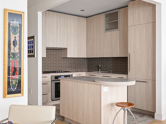 4th image of 203 E 7th St APT 2