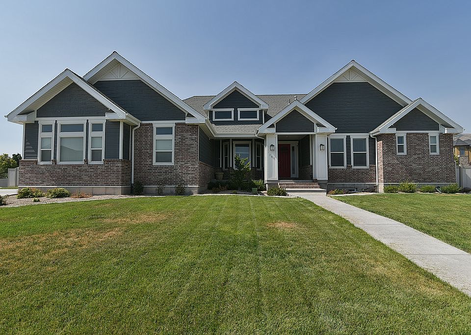 1st image of 161 E Bayview Cir
