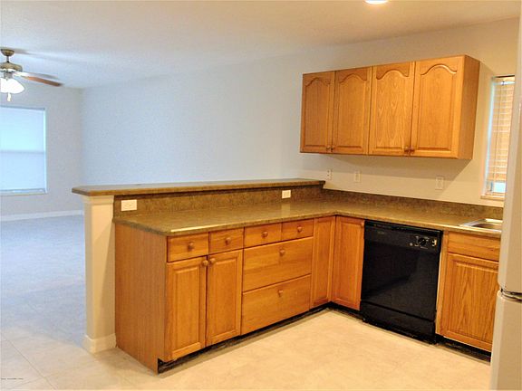 3rd image of 10 W Towne Pl #10