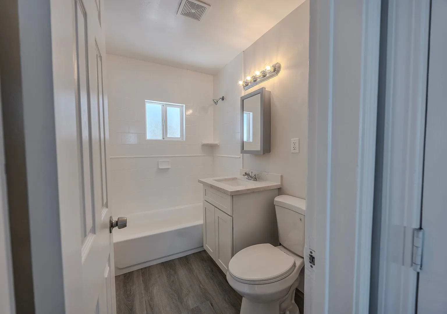 Oversized 800 SQ FT Boutique 1-Bed | Utilities Included | Steps to Main Street — Photo 4