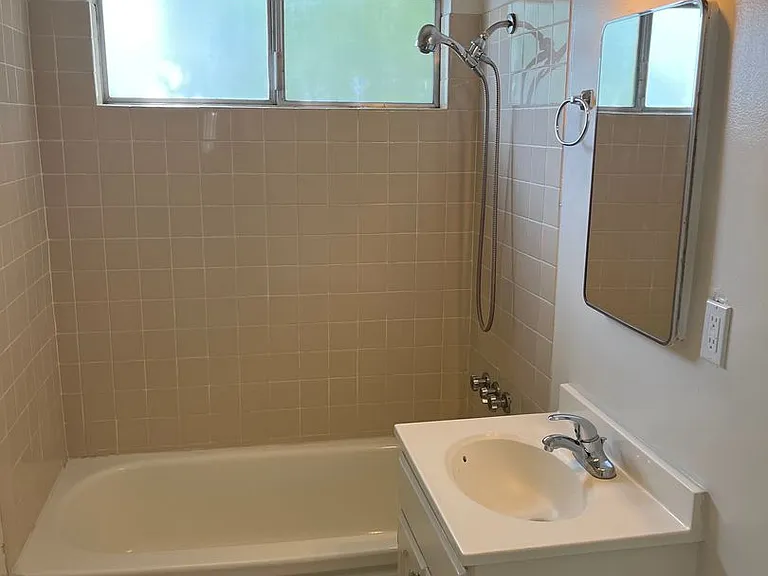 APT LANKERSHIM (RSO) — Photo 8