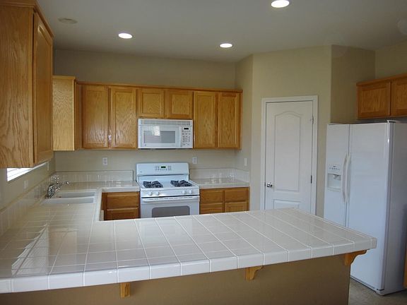 Kitchen w/ Refridgerator & Appliances