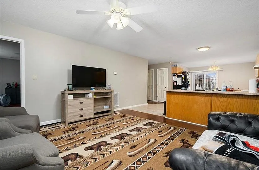 1228 Southwood St — Photo 2