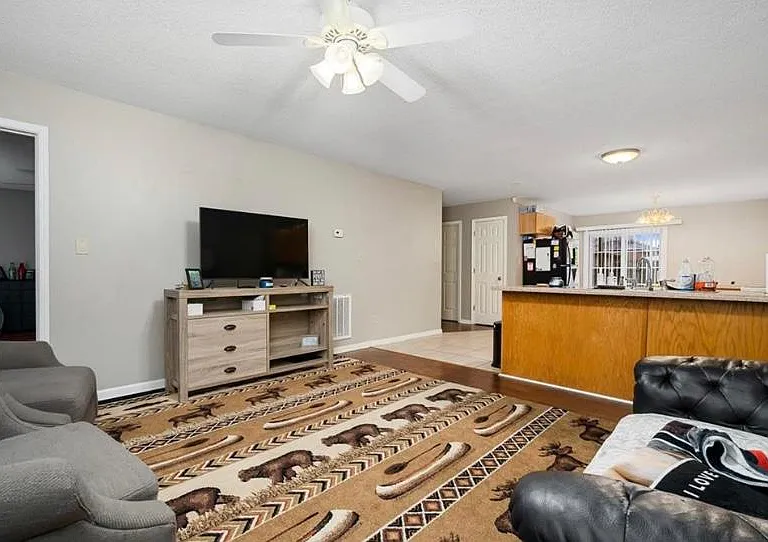 1228 Southwood St — Photo 2