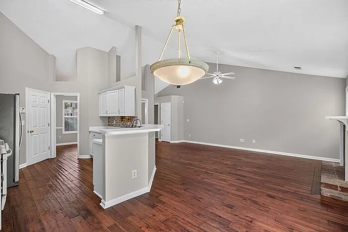 390 Silverthorn Dr NW — Photo 5