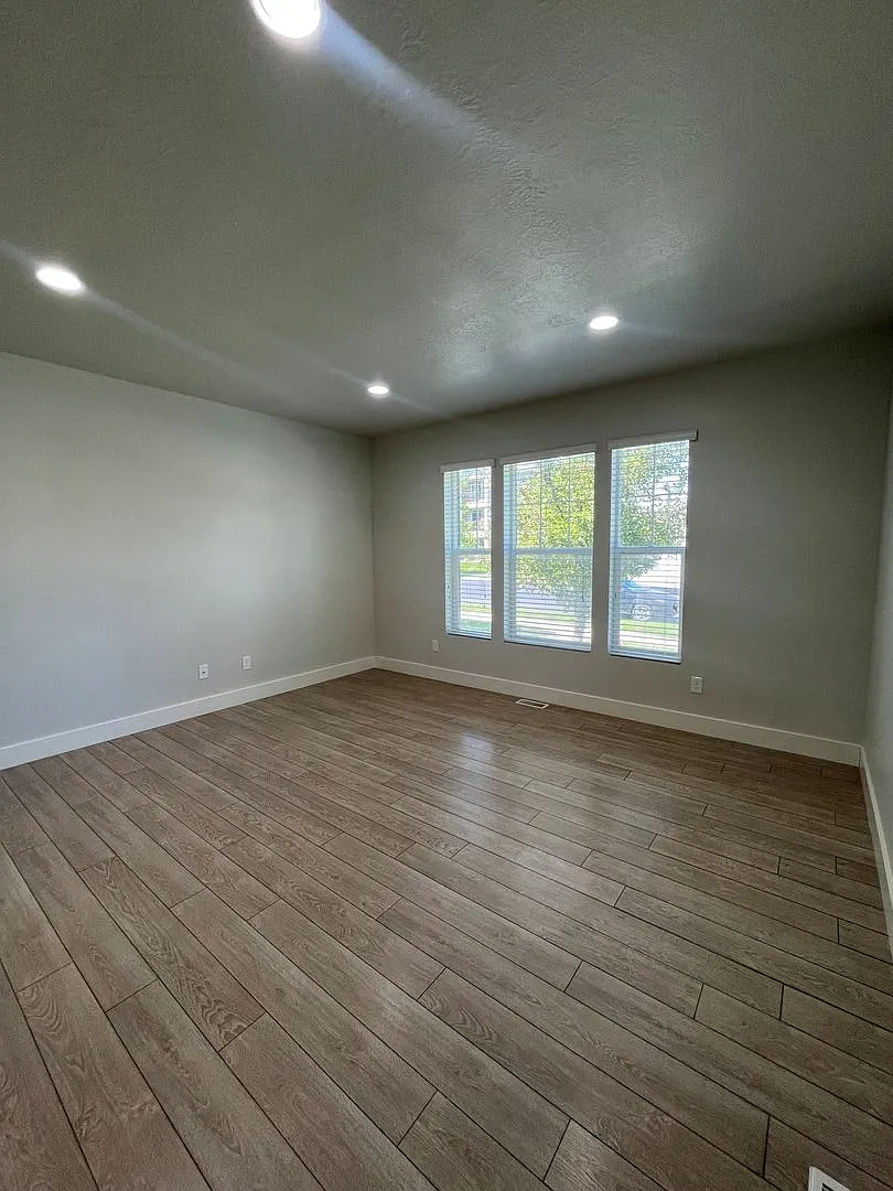 Pre-Lease For $1,000 Off - 3 Bed 2.5 Bath Ivory Townhome In Pleasant Grove! — Photo 4