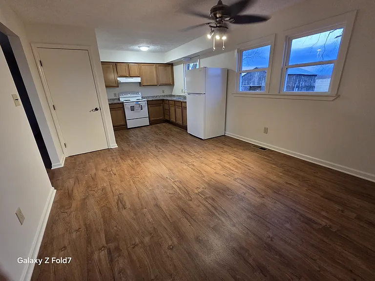 2705 Scotts Ferry Rd E — Photo 4