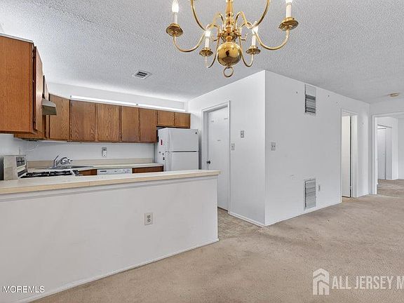 5th image of 318 Wycoff Way W