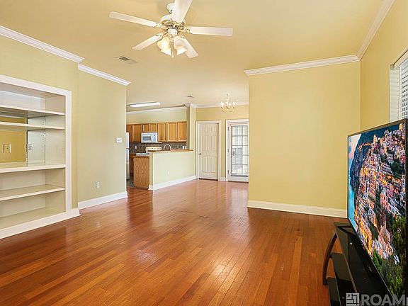 5th image of 4625 Burbank Dr APT 301