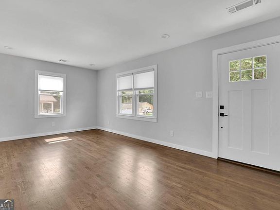 4th image of 979 Oakview Dr SE