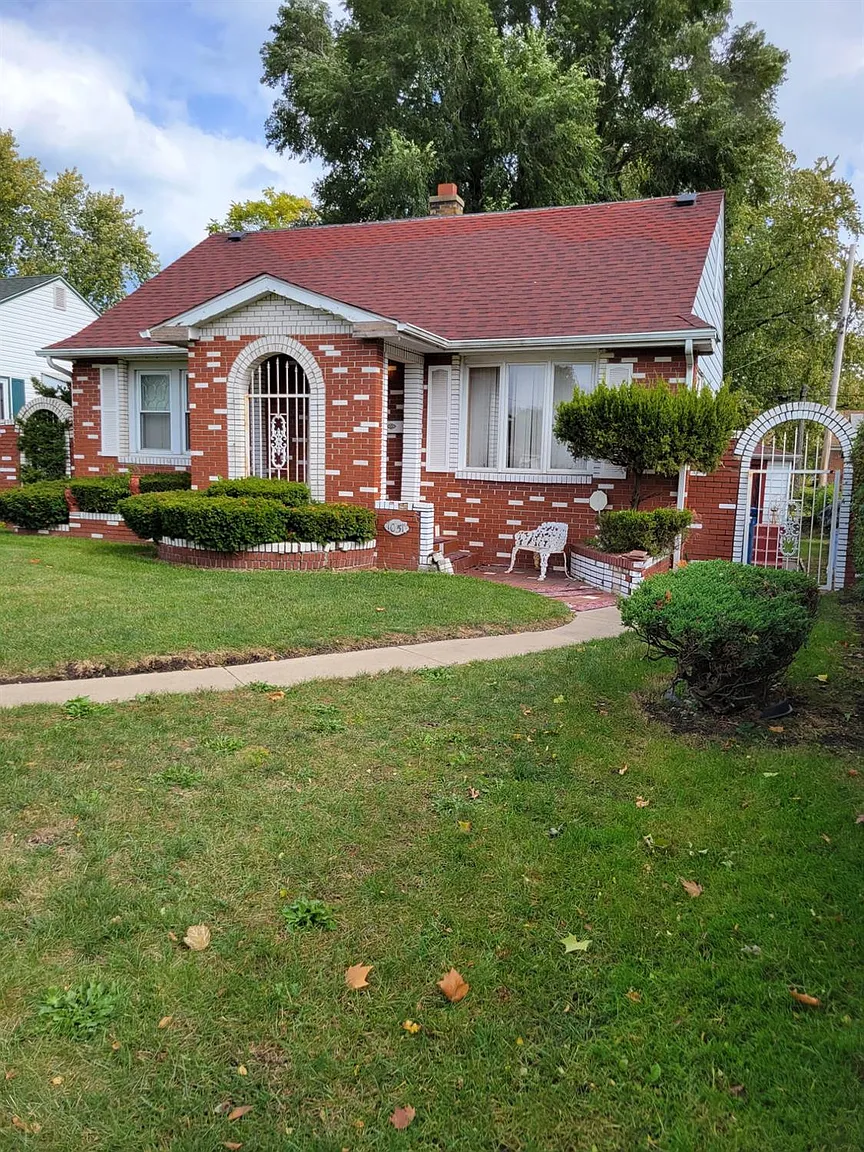 1051 Lane St photo 1