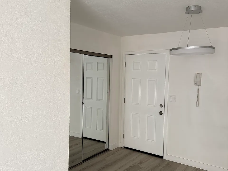 1070 Thompson Ave #204