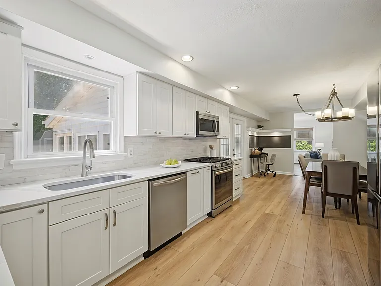 724 Yorkshire Dr — Photo 8