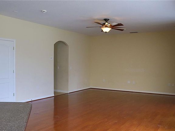 3rd image of 431 Home Grove Dr