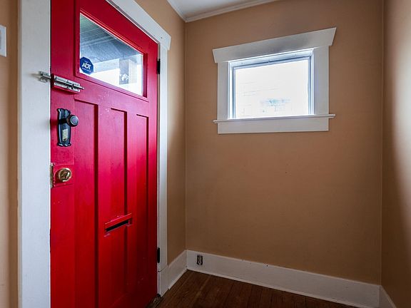 5th image of 2336 Rindall Ave