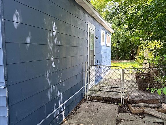 3rd image of 1580 University Ave
