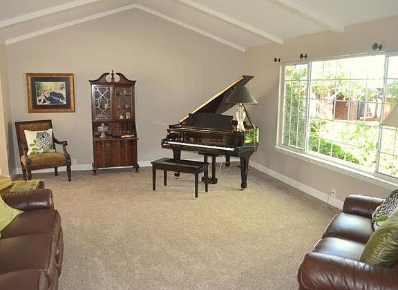 3rd image of 974 Marlinton Ct