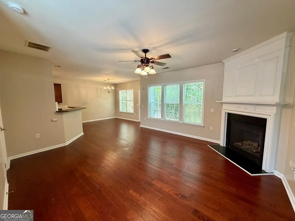 3 bed, 2.5 bath, $2,050 — Photo 3