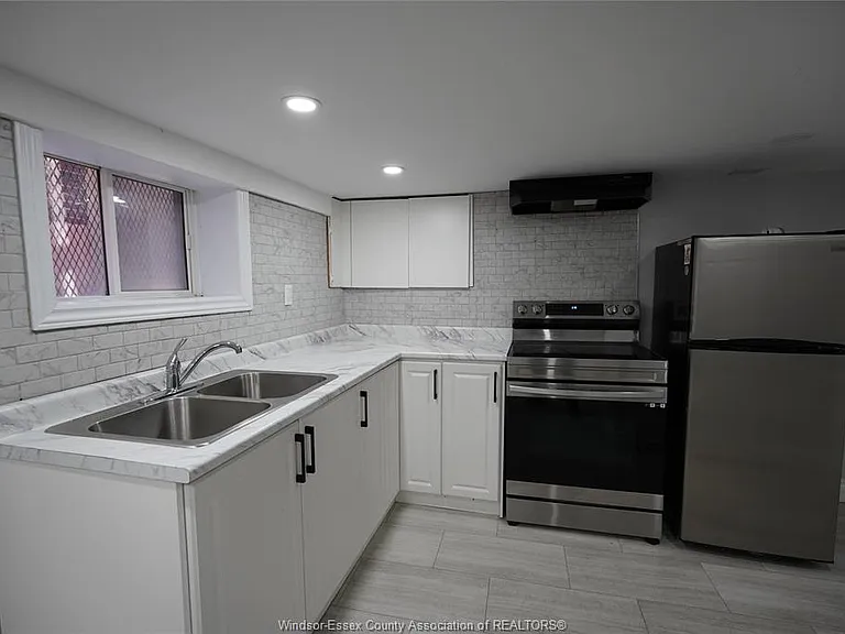 1529 Elsmere Ave — Photo 8