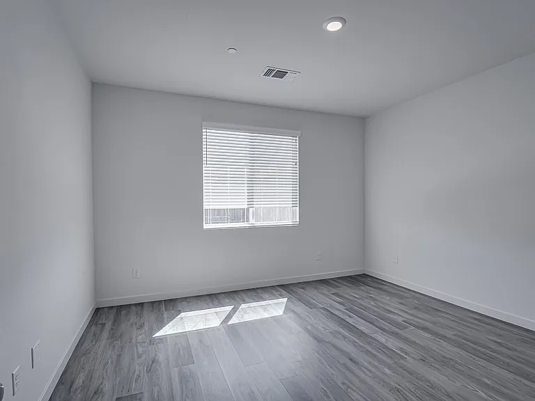 15017 Maryvale Ave — Photo 17