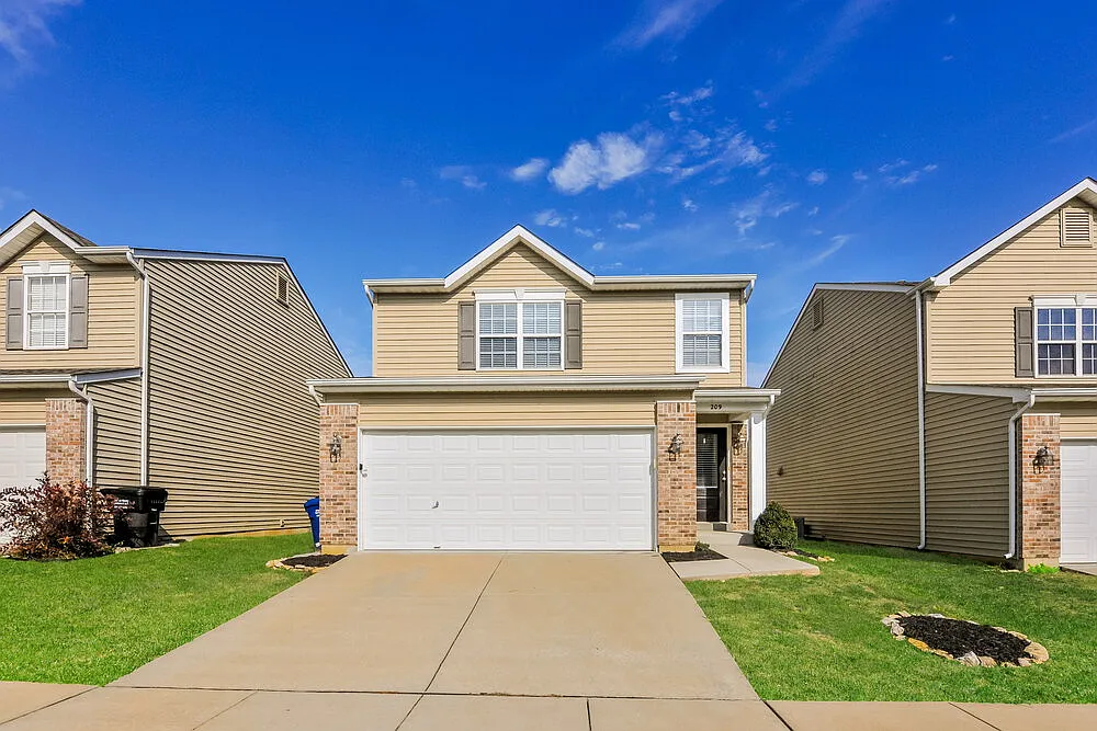 3 bed, 2.5 bath, 1480 sqft, $2,200 — Photo 1